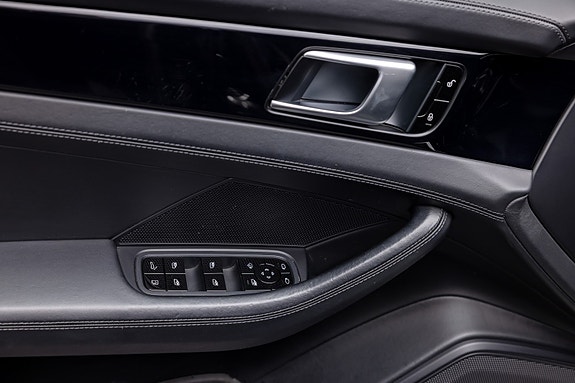 Porsche Panamera 4 16 of 30