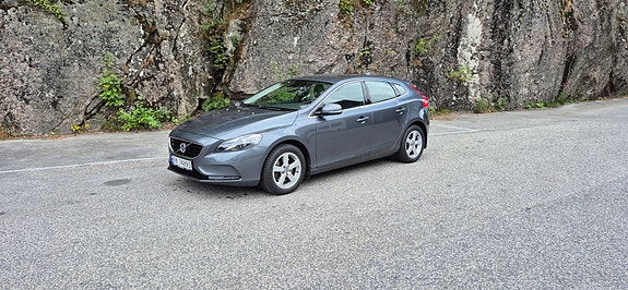 Volvo V40 2 of 17