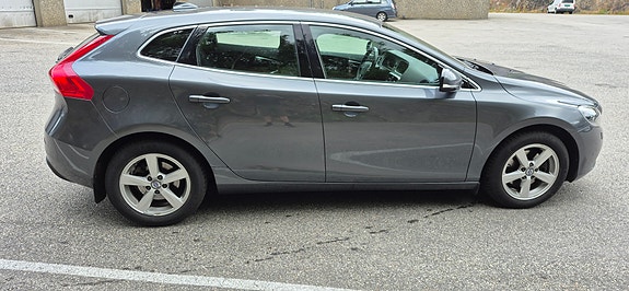 Volvo V40 7 of 17