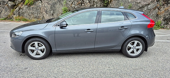 Volvo V40 3 of 17