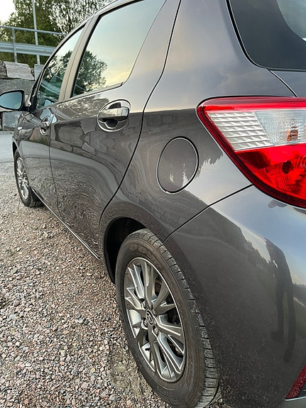 Toyota Yaris 7 of 24