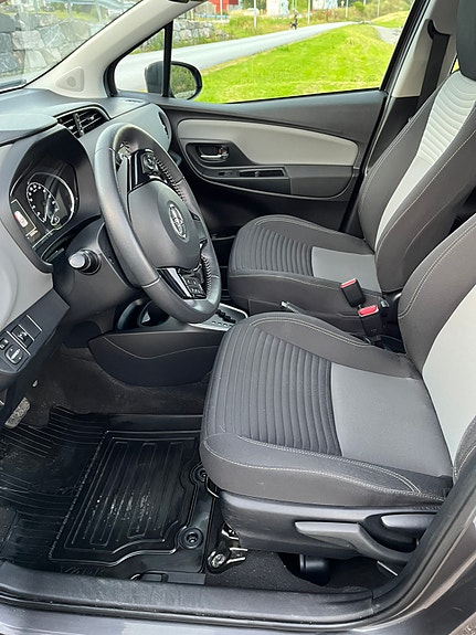 Toyota Yaris 13 of 24