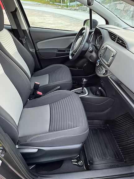 Toyota Yaris 14 of 24