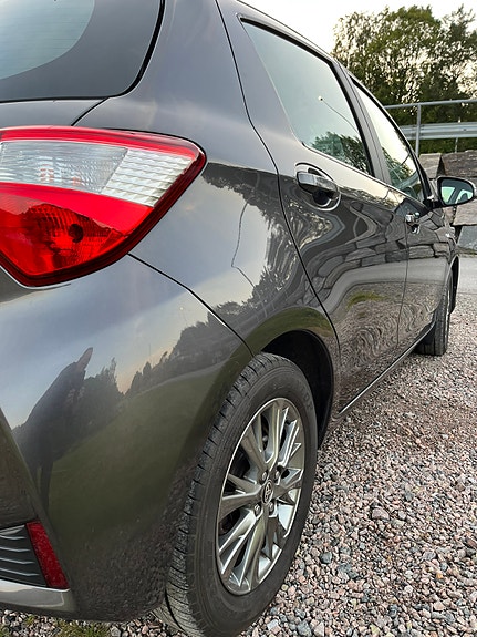 Toyota Yaris 6 of 24