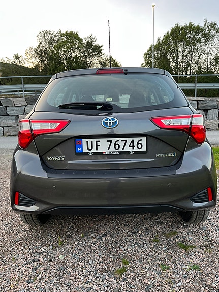 Toyota Yaris 3 of 24