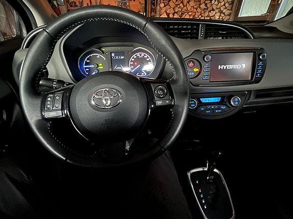 Toyota Yaris 12 of 24