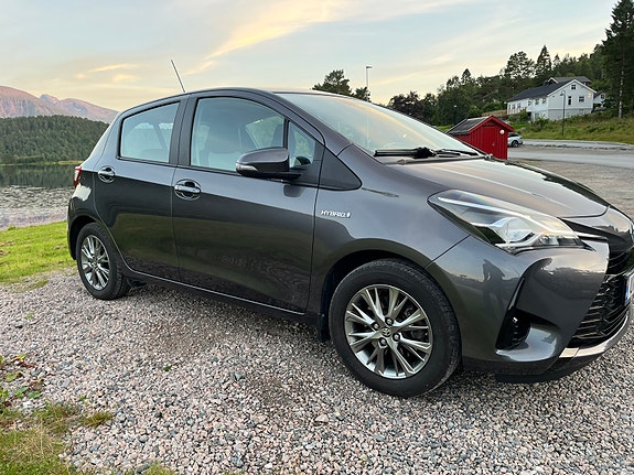 Toyota Yaris 2 of 24