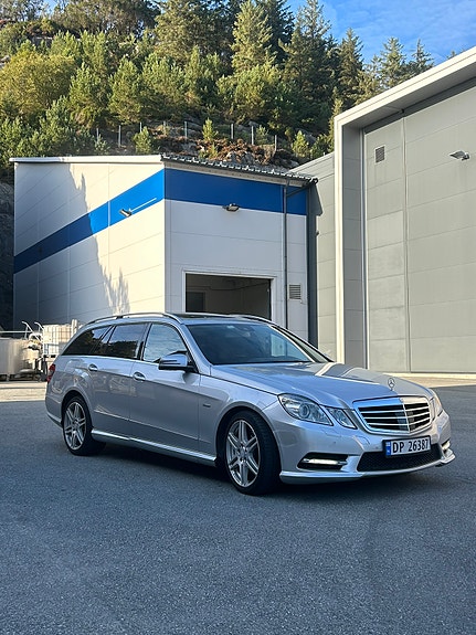 Mercedes-Benz E220 d 2 of 8