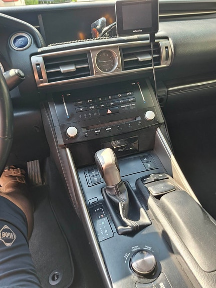 Lexus IS300h 5 of 19