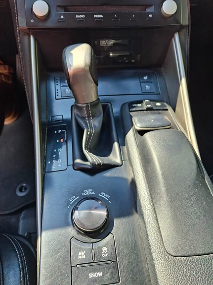 Lexus IS300h 7 of 19