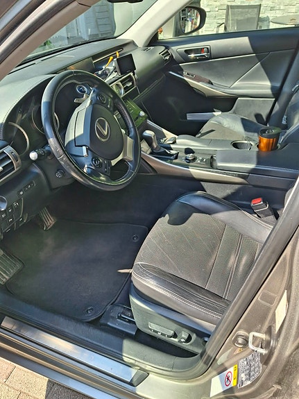 Lexus IS300h 4 of 19