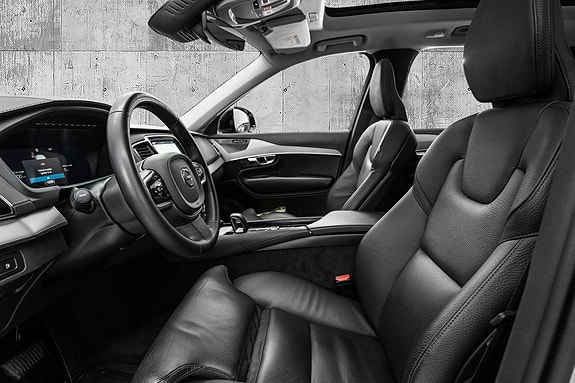 Volvo XC90 11 of 30
