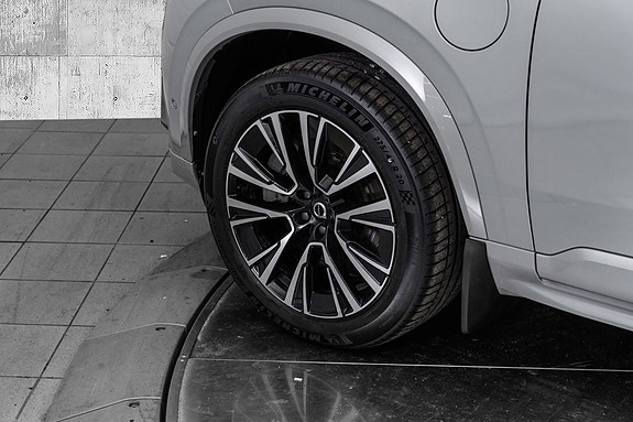 Volvo XC90 10 of 30