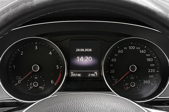 Volkswagen Passat 26 of 30