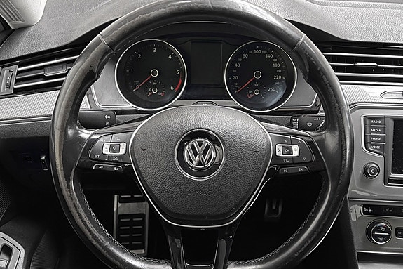 Volkswagen Passat 20 of 30