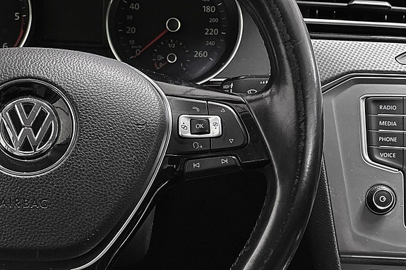 Volkswagen Passat 22 of 30