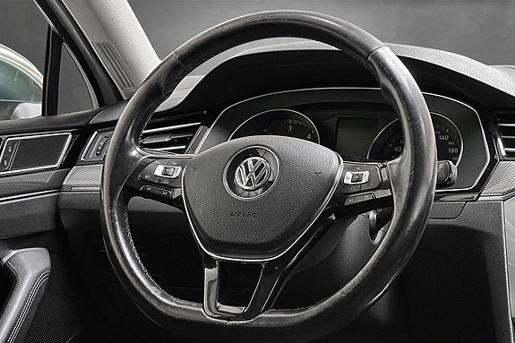 Volkswagen Passat 19 of 30