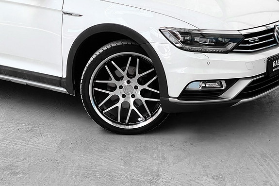 Volkswagen Passat 5 of 30