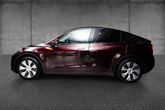 Tesla Model Y 12 of 30