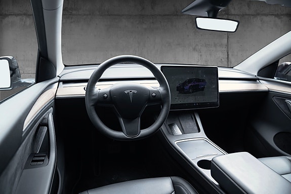 Tesla Model Y 14 of 30