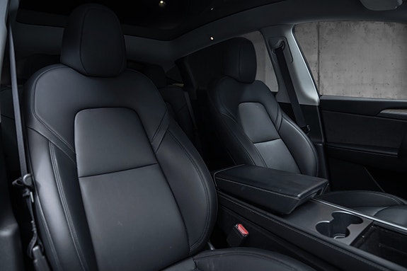 Tesla Model Y 28 of 30