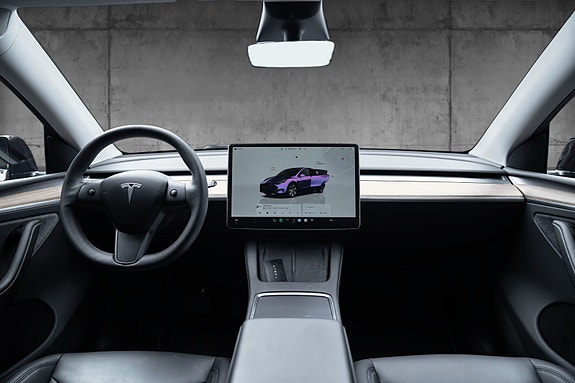 Tesla Model Y 16 of 30