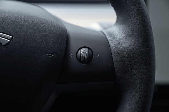 Tesla Model Y 22 of 30