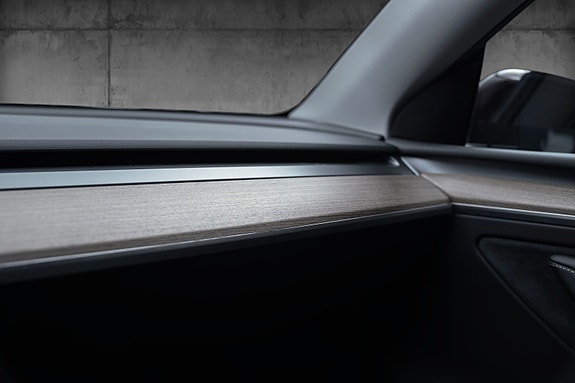Tesla Model Y 24 of 30