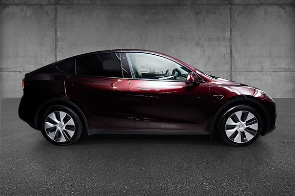 Tesla Model Y 7 of 30