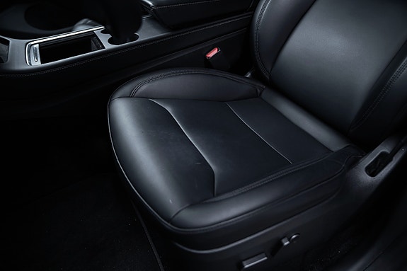 Tesla Model Y 26 of 30