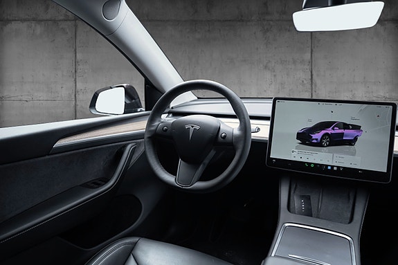 Tesla Model Y 15 of 30