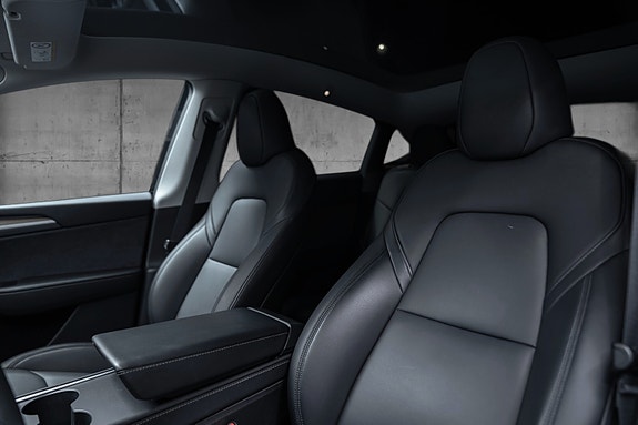 Tesla Model Y 25 of 30