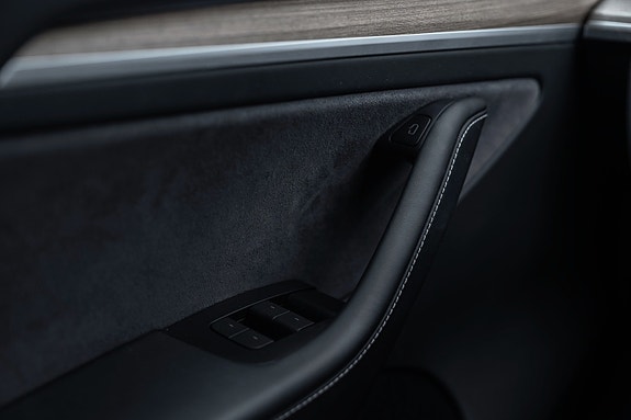 Tesla Model Y 23 of 30