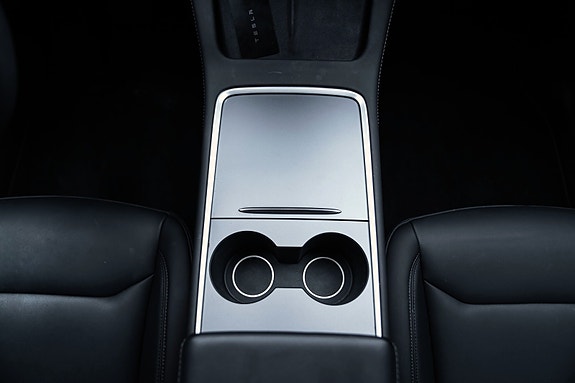Tesla Model Y 17 of 30
