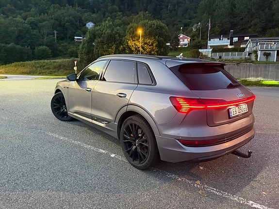 Audi e-tron 2 of 30