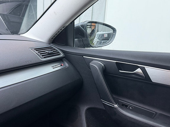 Volkswagen Passat 19 of 25