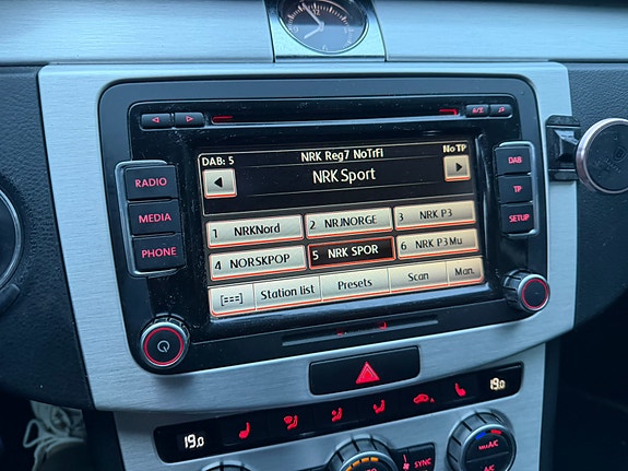 Volkswagen Passat 8 of 25