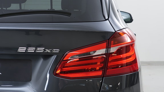 BMW 225xe 27 of 30