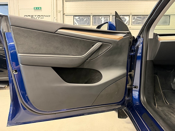 Tesla Model Y 15 of 30