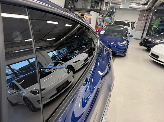 Tesla Model Y 12 of 30