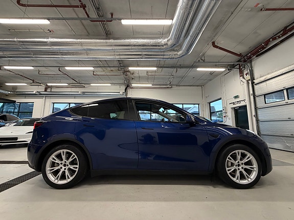 Tesla Model Y 10 of 30