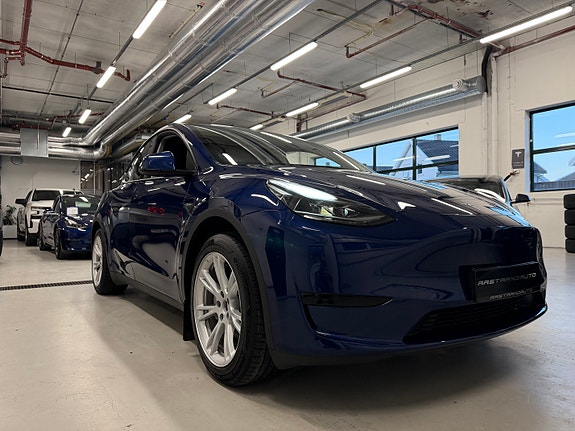 Tesla Model Y 9 of 30