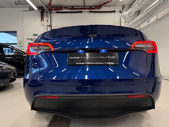 Tesla Model Y 7 of 30