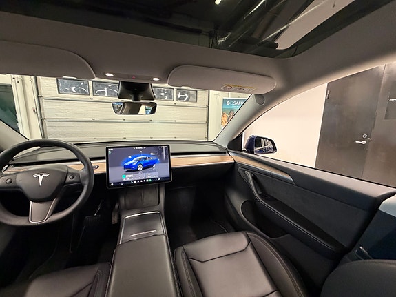 Tesla Model Y 16 of 30