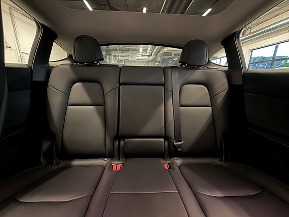 Tesla Model Y 24 of 30