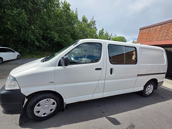 Toyota HiAce 2 of 11