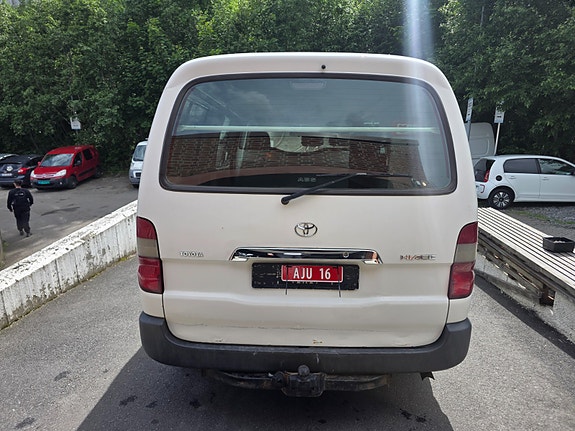 Toyota HiAce 4 of 11