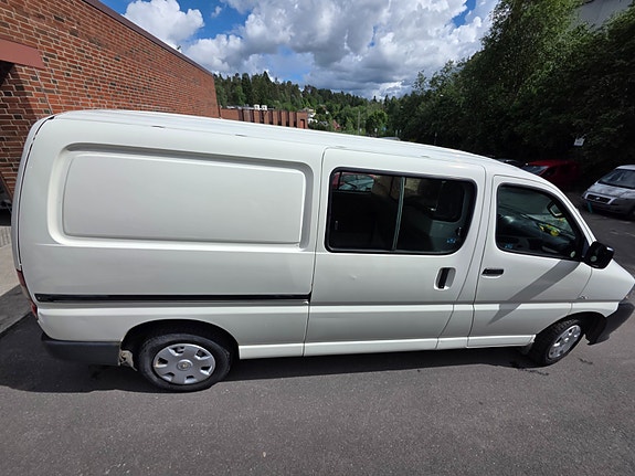 Toyota HiAce 9 of 11