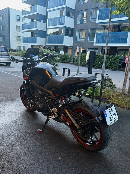 Yamaha MT-09 4 of 8
