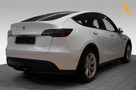 Tesla Model Y 8 of 30